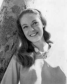 How tall is Elizabeth Hartman?